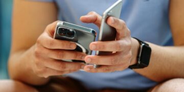 Shitën celularët e rinj pa karikues, gjiganti i teknologjisë Apple gjobitet me 19 mln dollarë