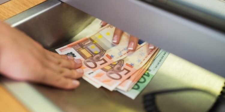 Goditen familjet dhe bizneset e Kosovës: Bankat shtrenjtojnë kreditë