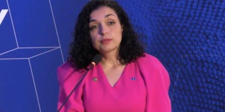 Kritikohet presidentja Osmani: Të mos ftosh gratë që kanë kontribuar para, gjatë dhe pas luftës, s’i bën nder Kosovës