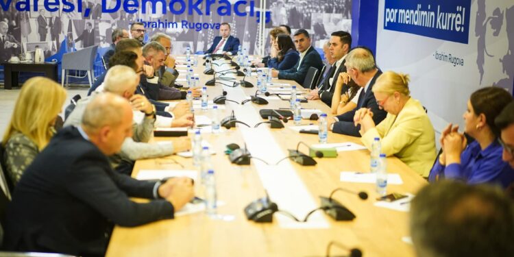 LDK mban dy takime me kryesinë e kryetarë të degëve, Besian Mustafa merr pozitë të re brenda partisë