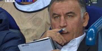 “Kylian preferon…”/ tifozët e PSG-së dallojnë një mesazh në fletoren e Galtier për Mbappe