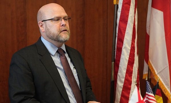 Hovenier: Nuk jemi të kënaqur me afatin për targat, shpresojmë se do të zgjatet