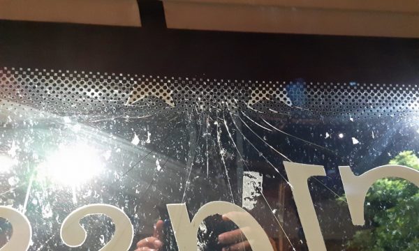 Autobusi nga Kosova sulmohet me gurë në Serbi, flet pronari: Dikujt po i pengon emri (PAMJE)