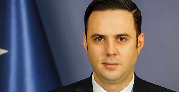 Abdixhiku si opozitar zotohet se pagat do t’u paguhen mësimdhënësve