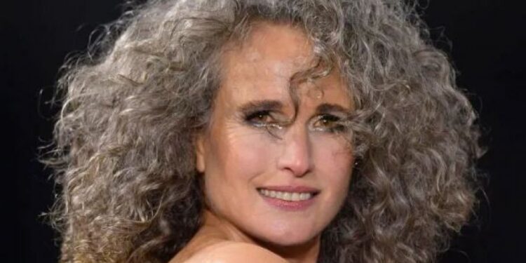 Aktorja e famshme i lë flokët të thinjen: “Nuk jam ndjerë kurrë më e fuqishme!