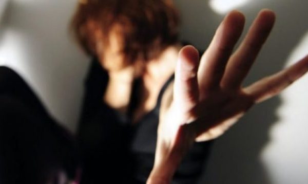 “Juve duhet me ju mbytë me thikë”/ Vajza në Gjilan kërcënon dhe rrah prindërit e saj, arrestohet nga Policia