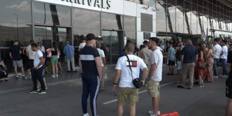 Flasin mërgimtarët: Pse kurbeti nuk është parajsë? (VIDEO)