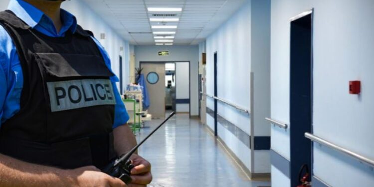 Plas sherri në QKUK: Infermieri përfshihet në përleshje me një 21-vjeçar, përfundon në Polici si i dyshuar
