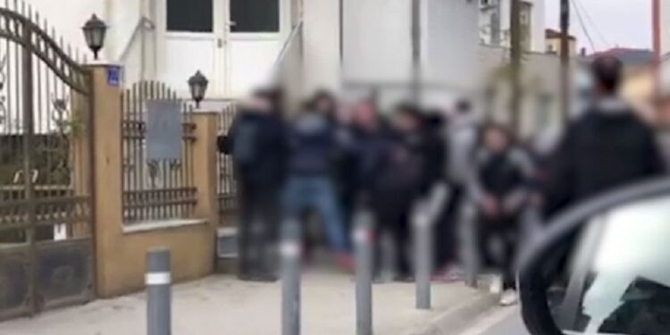 Rrahje masive me shufra metalike mes nxënësve në Mitrovicë, tre në arrati e dy në spital