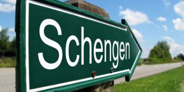 Kosovarët kanë shpenzuar 89 milionë euro për pajisjen me vizë Schengen