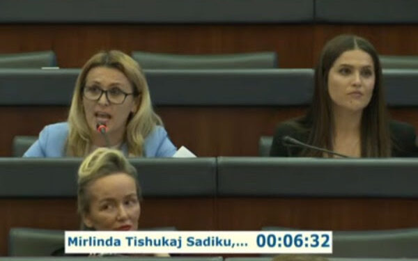 “Deliu e ka punësuar vëllain zyrtar të prokurimit”, deputetja e VV-së arsyeton punësimin e vajzës së zëvendëskryeministres