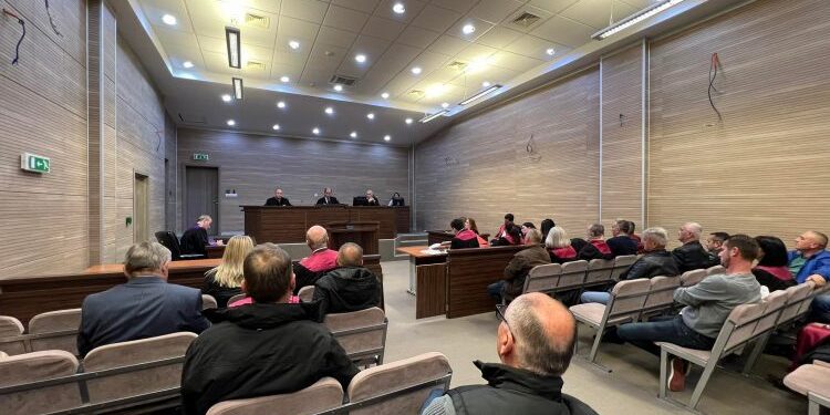 18 policë të veriut deklarohen të pafajshëm për korrupsion e kontrabandë me mallra, njërit i refuzohet pranimi i fajësisë