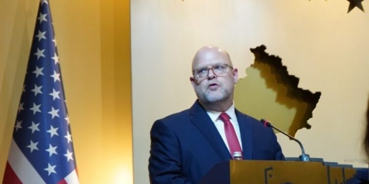 Hovenier përgëzon Kosovën për përmirësimin në indeksin e sundimit të ligjit