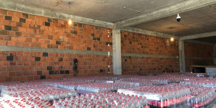 Me origjinë nga Iraku – Dogana konfiskon mbi 64 mijë litra Coca-Cola të falsifikuara