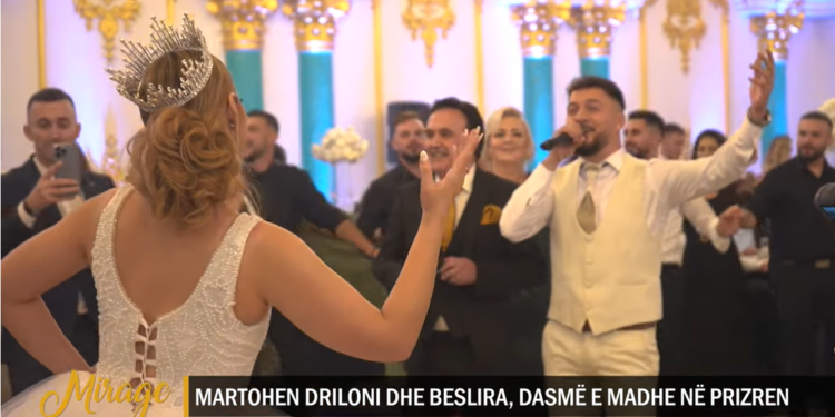 Momenti kur Driloni i këndon Beslirës në dasmën e tyre