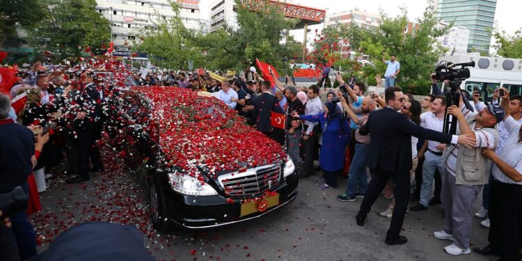 Pamje: Turqit e mbulojnë me karafila Benz-in e Erdoganit