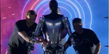 Elon Musk prezanton për herë të parë robotin e tij humanoid, kaq do të kushtojë