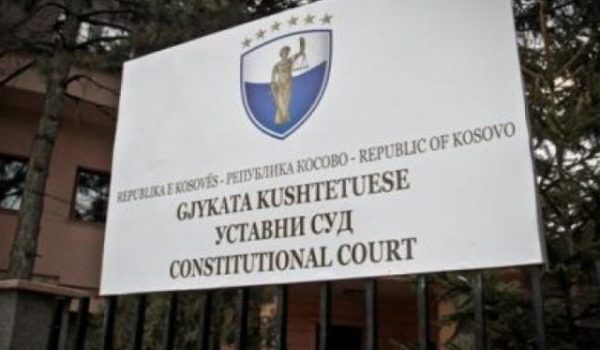 Analistët: Kushtetuesja e ndikuar nga politika, po i dëmton palët në stërzgjatje të rasteve