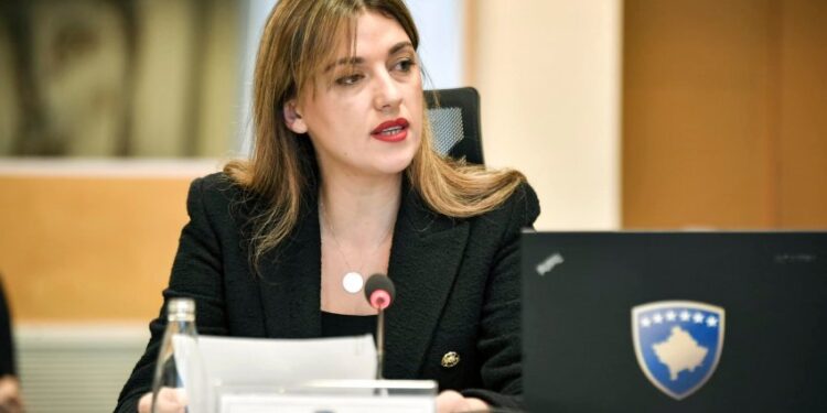 “Çfarë ekipe miqasi”, ministres Haxhiu i pëlqen krahasimi me Messin e Ronaldon nga asistenti që adhuron Kurtin