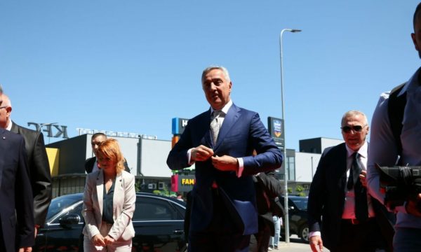 Në mënyrë të papritur, Milo Gjukanoviq vjen për vizitë në Kosovë në mbrëmje