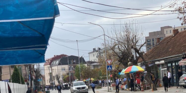 Skena të tmerrshme të plagosjes së qytetarit në qendër të Podujevës (video)