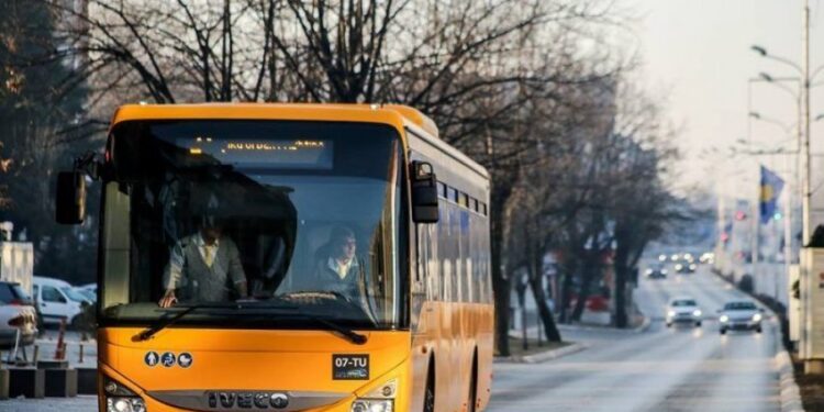 PAMJE/ Alivanoset një qytetare në autobusin për Fushë Kosovë – ambulanca arrin në vendin e ngjarjes!