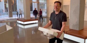 Musk merr “paralajmërimin” e parë si pronar i Twitter: Në Evropë, “zogu” do të fluturojë sipas rregullave tona