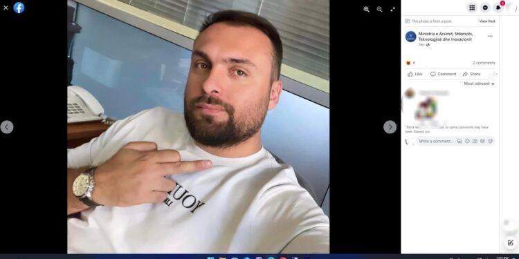 E bën edhe këtë Ministria e Arsimit: E qet foton e një burri me gjest të turpshëm