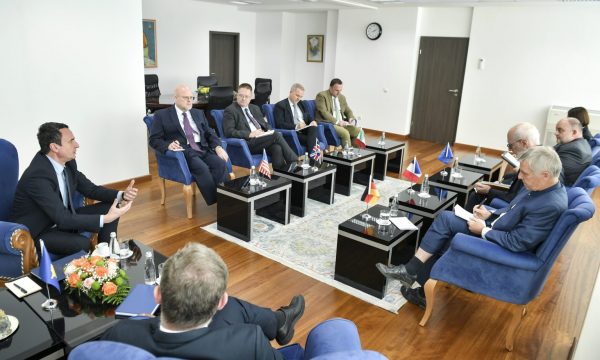 Ambasadorët shkuan te Kurti para mbledhjes së Qeverisë, çka pritet tash?