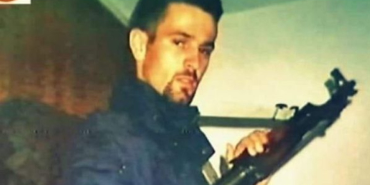 Kjo është historia e heroit Adrian Krasniqi, ushtarit të parë të rënë me uniformë të UÇK-së