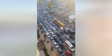 Qytetari i frustruar nga kolonat, ia çon një mesazh Përparim Ramës