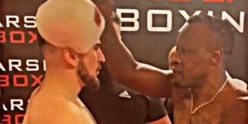 Kundërshtari ia gjuan në tokë plisin, boksieri shqiptar e “mbyt” në ring