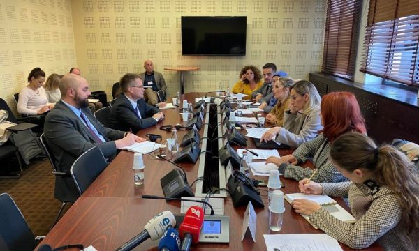 Deputetët që janë kundër Kodit Civil diskutojnë me ambasadorin Abbott