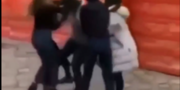 Dy vajza e bëjnë llom një 20-vjeçare në Mitrovicë, e përplasin për xhami