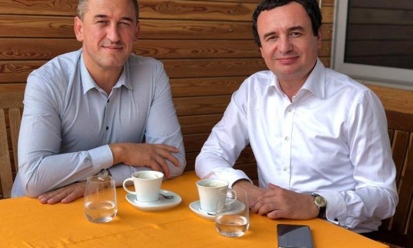 Paralajmëron ish-këshilltari serb i Kurtit: Vendimi për targa, do të ketë pasoja në pozicionin ndërkombëtar