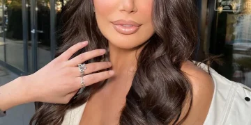 Albëria publikon foto nga grimerja, gjoksi gati po i shpërthen!