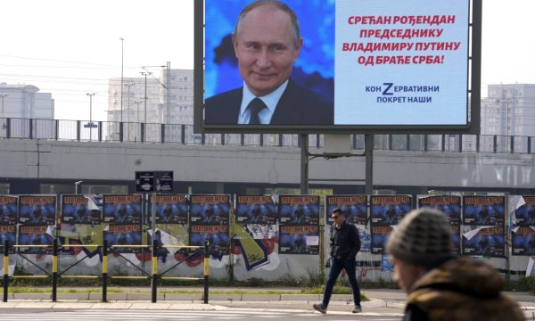 “As rusët s’po e bëjnë këtë”, serbët vendosin postere të Putinit në Beograd për ditëlindjen e tij