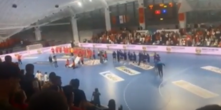 Tifozët malazezë duatrokasin derisa intonohet himni i Kosovës në Podgoricë (VIDEO)