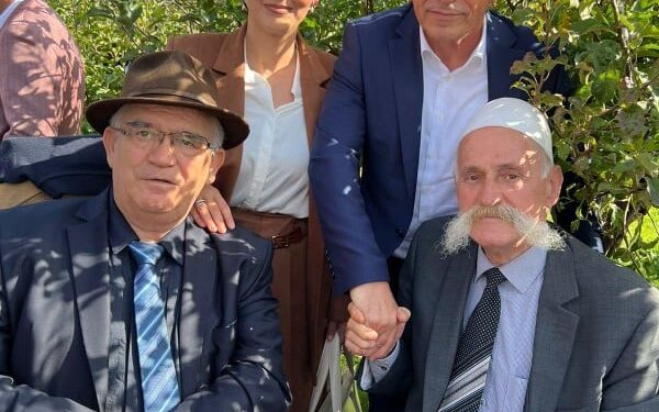 Shaip Kamberi takohet me Rifat Jasharin në kullën e familjes Haradinaj në Gllogjan