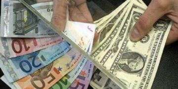 Forcohet euroja, dobësohet dollari në raport me lekun