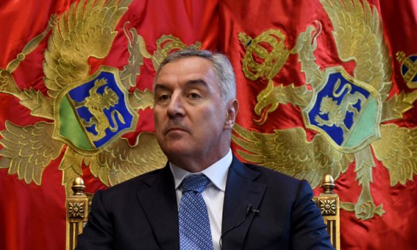 Partia e Gjukanoviqit del e para në Podgoricë, por qyteti mund t’u bie në dorë pro serbëve