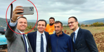 Ministri Peci pozon me iPhone 14 përpara fermerëve