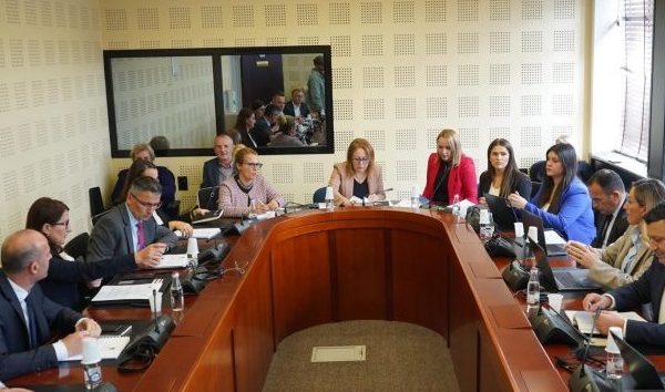 Ministri Murati në Durrës s’shkon në Komision, deputetët kërkojnë llogari për pagat e mësimdhënësve
