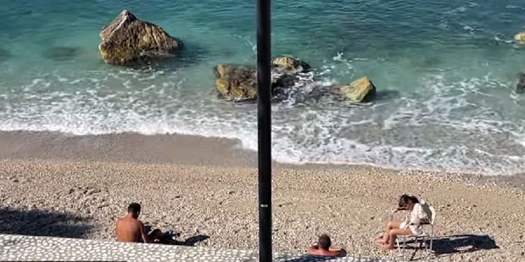 Plazh edhe në fund të tetorit, turistët e huaj dhe vendas shijojnë detin e Vlorës