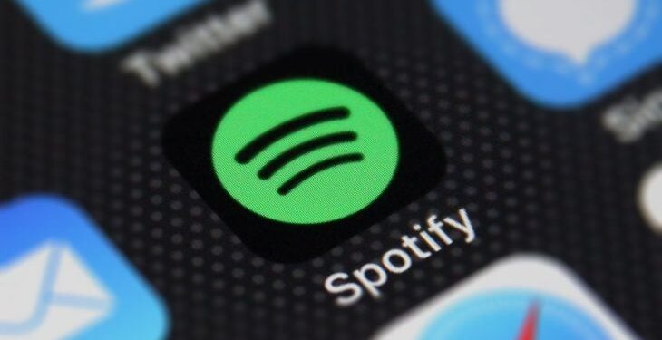 Spotify thotë se Apple po e pengon të bëjë biznes