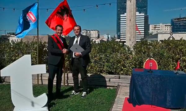 Djali i Presidentit Ibrahim Rugova dhe gruaja e tij marrin shtetësinë shqiptare