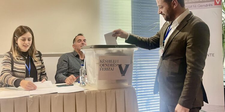 Deputeti Ramadani voton në Degën e LVV-së në Ferizaj, jep një mesazh