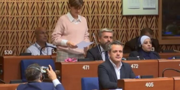 Besnik  Tahiri i AAK-së incizon live fjalimin e Saranda Bogujevcit në Këshill të Evropës
