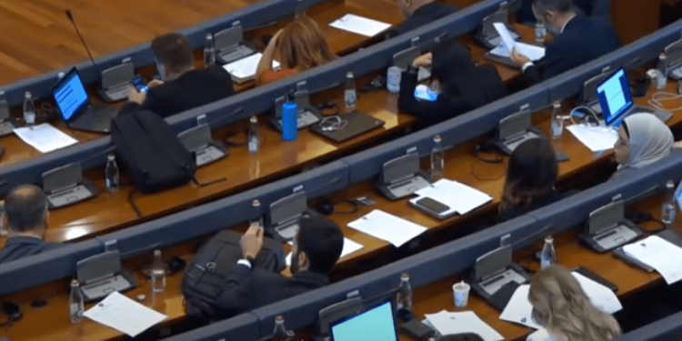 Opozita: Qeveria Kurti do ta rrëzojë veten