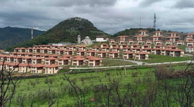 Lagjja luksoze për serbët në veri ende pa banorë – Shtëpitë e shqiptarëve gërmadha